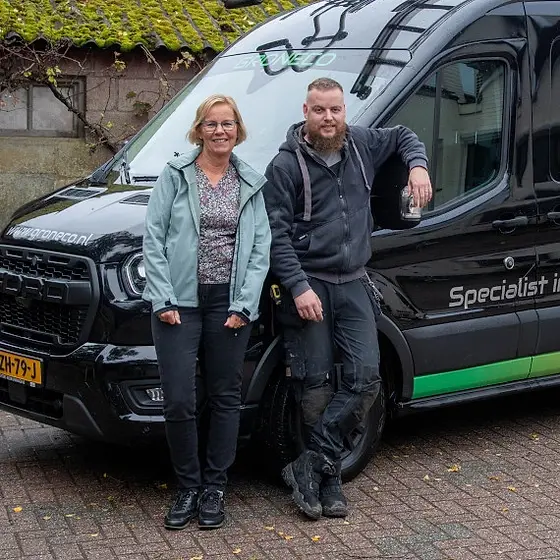 Twee medewerkers van Groneco bij hun bedrijfsbus
